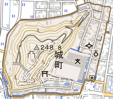 城町とその周辺の地図。町の範囲を重ねている