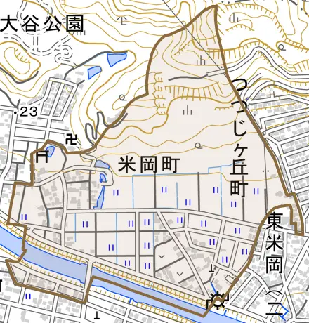 米岡町とその周辺の地図。町の範囲を重ねている