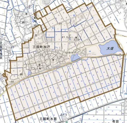 三国町加戸とその周辺の地図。町の範囲を重ねている