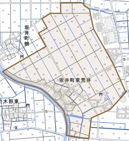 坂井町東荒井とその周辺の地図。町の範囲を重ねている