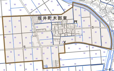 坂井町木部東とその周辺の地図。町の範囲を重ねている