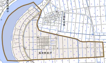 坂井町折戸とその周辺の地図。町の範囲を重ねている