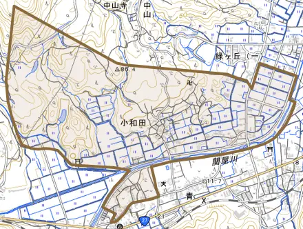 小和田とその周辺の地図。町の範囲を重ねている