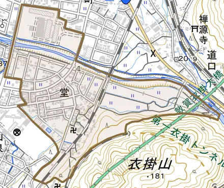 堂とその周辺の地図。町の範囲を重ねている