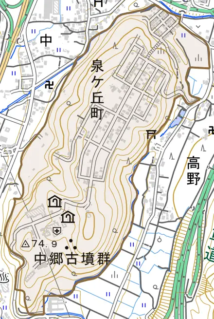泉ケ丘町とその周辺の地図。町の範囲を重ねている
