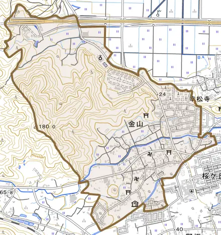 金山とその周辺の地図。町の範囲を重ねている