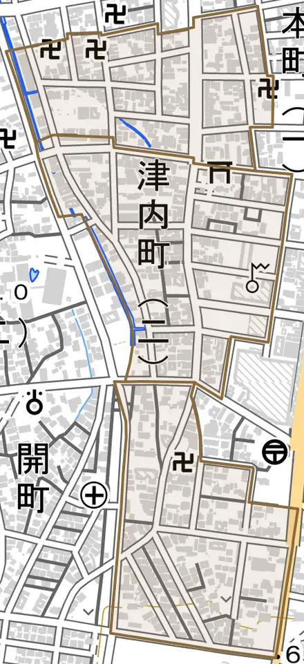 津内町とその周辺の地図。町の範囲を重ねている