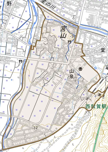 山泉とその周辺の地図。町の範囲を重ねている