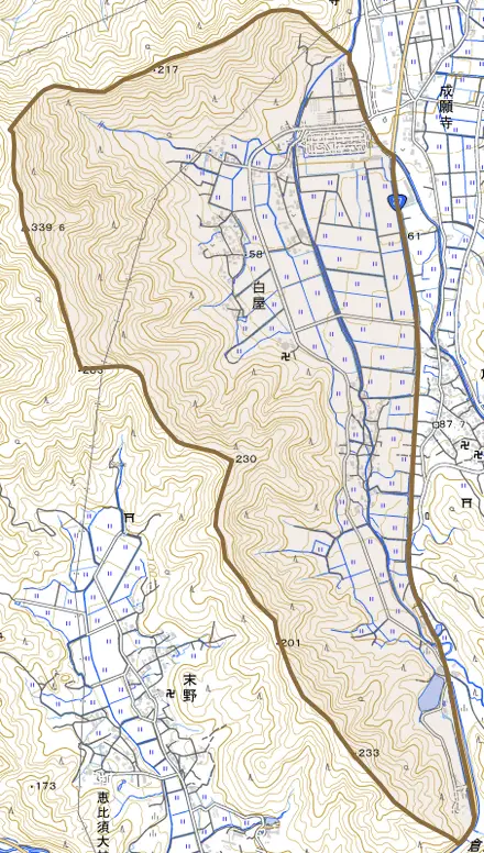 白屋とその周辺の地図。町の範囲を重ねている