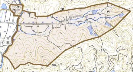 城とその周辺の地図。町の範囲を重ねている