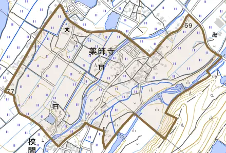 大字薬師寺とその周辺の地図。町の範囲を重ねている