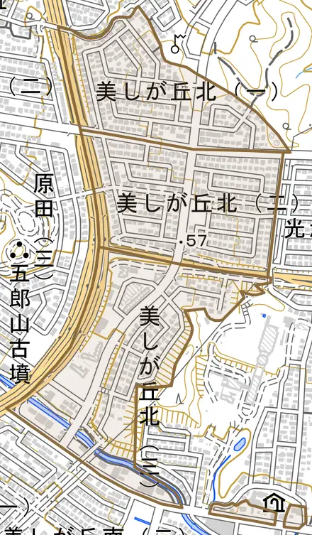 美しが丘北とその周辺の地図。町の範囲を重ねている