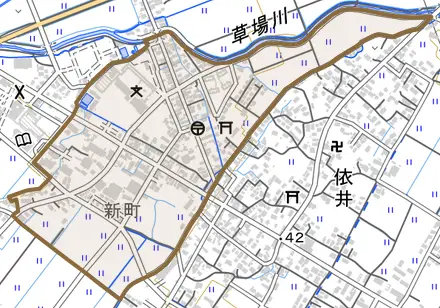 新町とその周辺の地図。町の範囲を重ねている