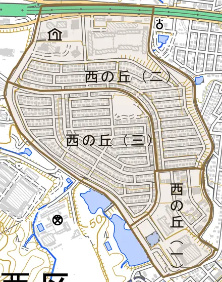 西の丘とその周辺の地図。町の範囲を重ねている