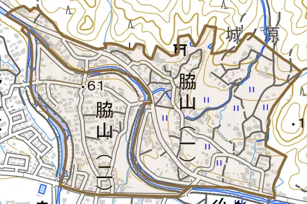 脇山とその周辺の地図。町の範囲を重ねている