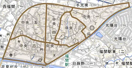 中央とその周辺の地図。町の範囲を重ねている