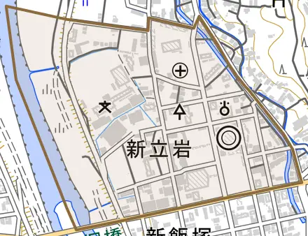 新立岩とその周辺の地図。町の範囲を重ねている