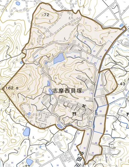 志摩西貝塚とその周辺の地図。町の範囲を重ねている