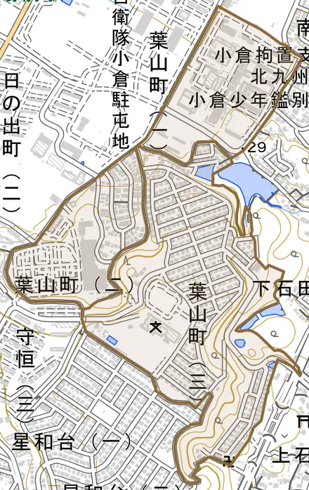 葉山町とその周辺の地図。町の範囲を重ねている
