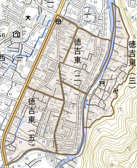 徳吉東とその周辺の地図。町の範囲を重ねている