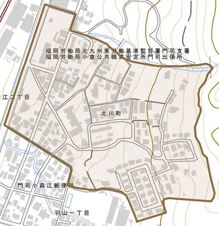 北川町とその周辺の地図。町の範囲を重ねている