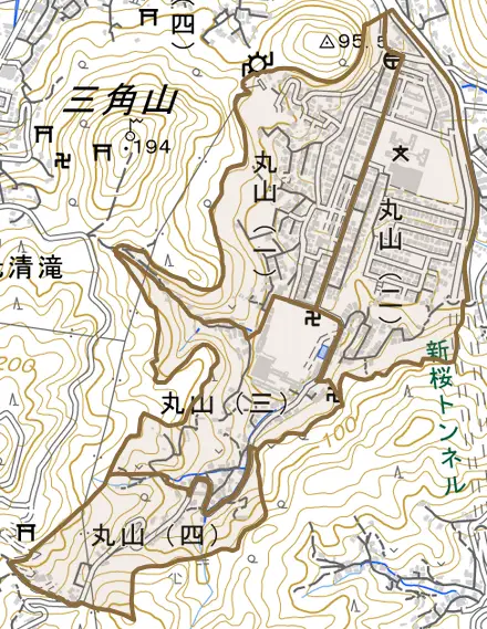 丸山とその周辺の地図。町の範囲を重ねている