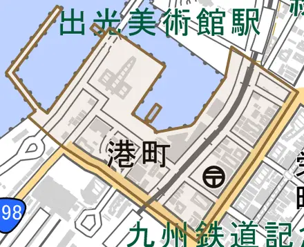 港町とその周辺の地図。町の範囲を重ねている