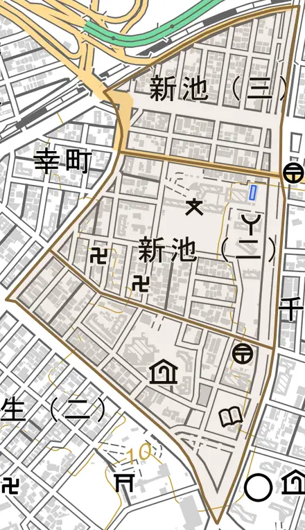 新池とその周辺の地図。町の範囲を重ねている