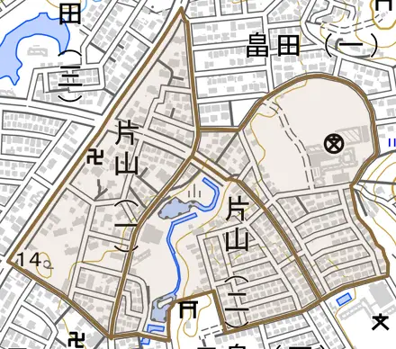 片山とその周辺の地図。町の範囲を重ねている