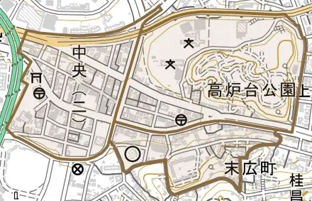 中央とその周辺の地図。町の範囲を重ねている