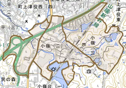 小嶺とその周辺の地図。町の範囲を重ねている