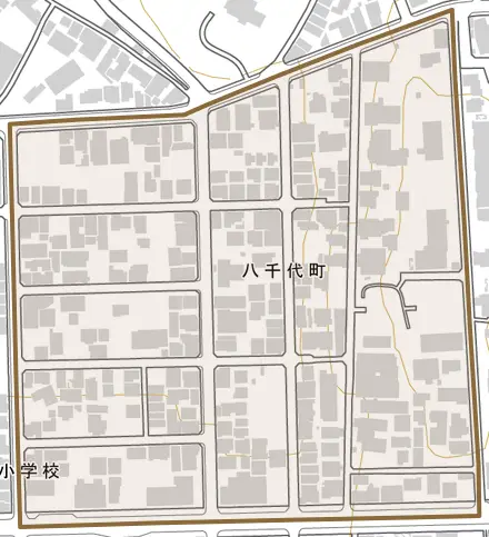 八千代町とその周辺の地図。町の範囲を重ねている