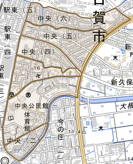 中央とその周辺の地図。町の範囲を重ねている
