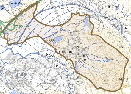 小山田とその周辺の地図。町の範囲を重ねている