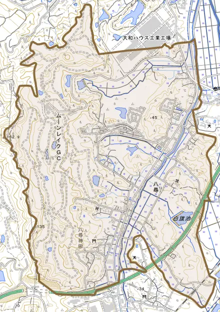 大字八尋とその周辺の地図。町の範囲を重ねている