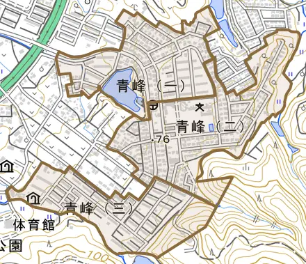 青峰とその周辺の地図。町の範囲を重ねている