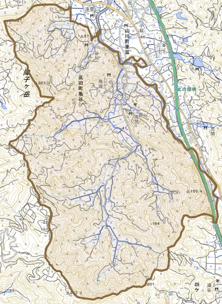 高田町亀谷とその周辺の地図。町の範囲を重ねている