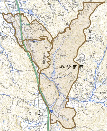 山川町北関とその周辺の地図。町の範囲を重ねている