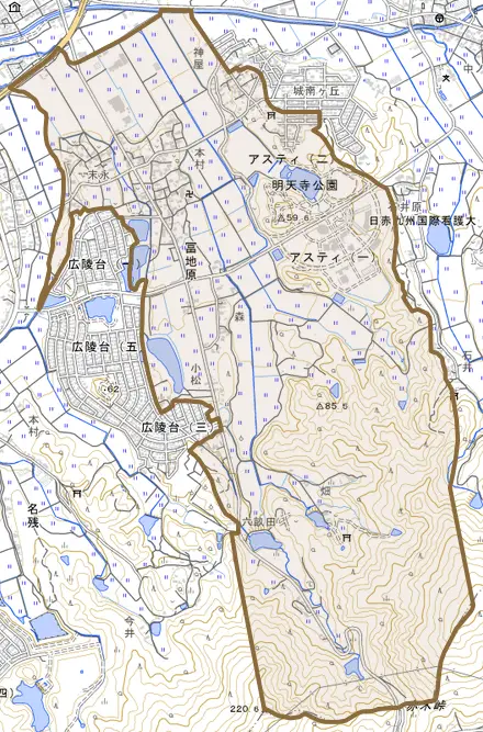 冨地原とその周辺の地図。町の範囲を重ねている