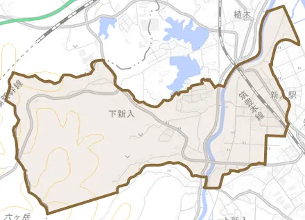 大字下新入とその周辺の地図。町の範囲を重ねている