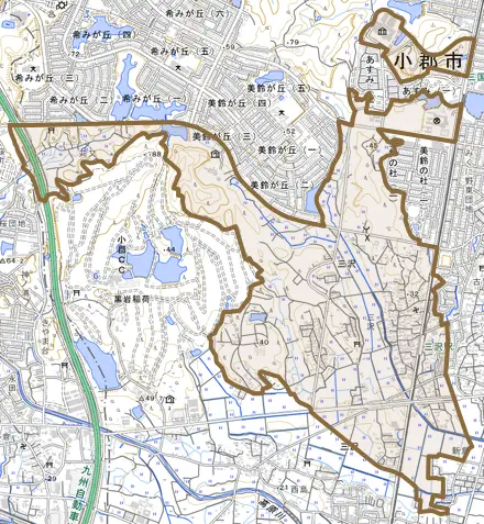 三沢とその周辺の地図。町の範囲を重ねている