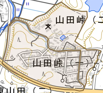 山田峠とその周辺の地図。町の範囲を重ねている