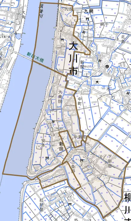大字新田とその周辺の地図。町の範囲を重ねている