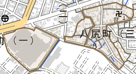 八尻町とその周辺の地図。町の範囲を重ねている