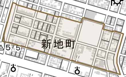 新地町とその周辺の地図。町の範囲を重ねている