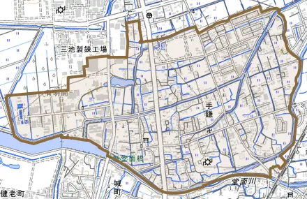大字手鎌とその周辺の地図。町の範囲を重ねている