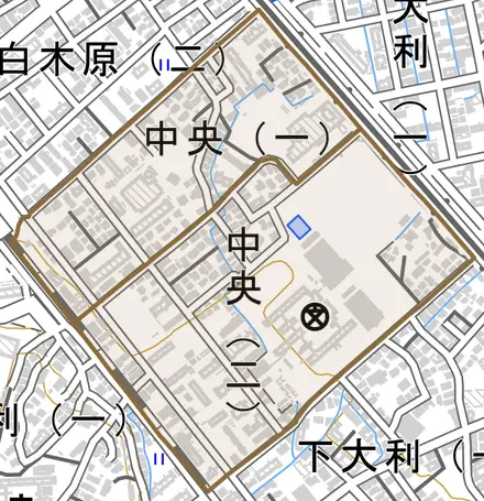 中央とその周辺の地図。町の範囲を重ねている