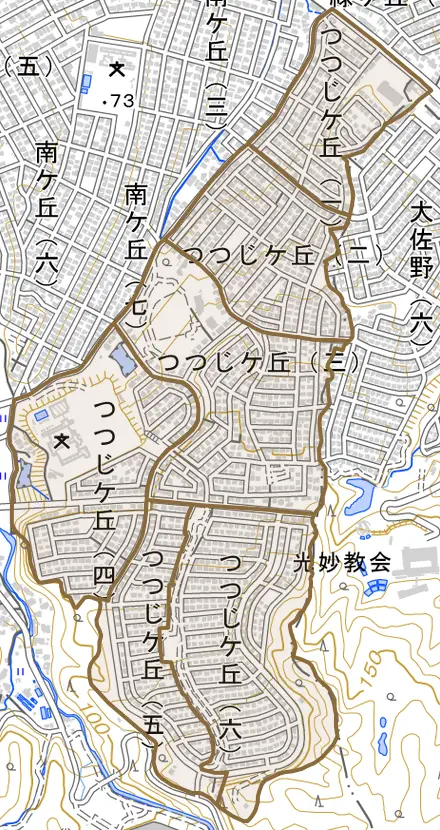 つつじケ丘とその周辺の地図。町の範囲を重ねている