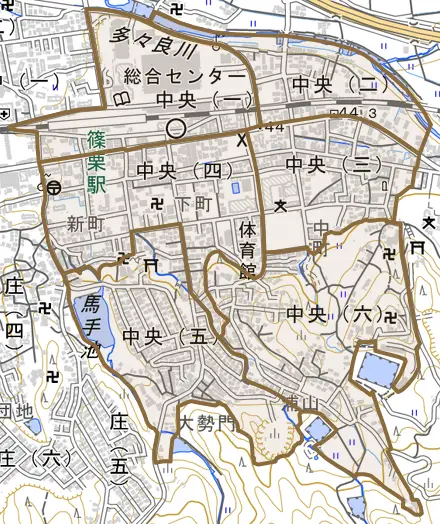 中央とその周辺の地図。町の範囲を重ねている