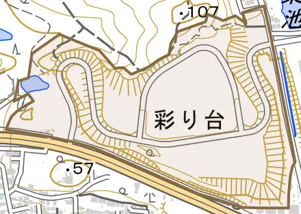 彩り台とその周辺の地図。町の範囲を重ねている